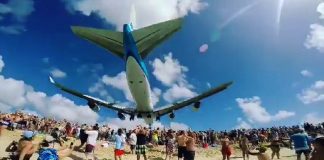 Αεροσκάφος περνά… ξυστά πάνω από τα κεφάλια του πλήθους (Video)