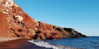 TripAdvisor: Αυτές είναι οι πιο εντυπωσιακές μαύρες παραλίες