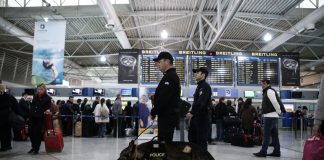 Τη συνέλαβαν στο Ελ. Βενιζέλος – Μετέφερε 3,5 κιλά κοκαΐνης σε παιδικά βιβλία!