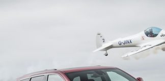 Όταν ένα Jeep Cherokee τα βάζει με ένα… αεροπλάνο (Video)