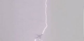 Κεραυνός «χτυπάει» αεροσκάφος (Video)