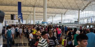 Εκατοντάδες ακυρώσεις στο αεροδρόμιο του Χονγκ Κονγκ λόγω τυφώνα