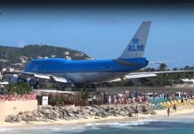 Boeing απογειώνεται και πετά λουόμενους στη θάλασσα (Video)