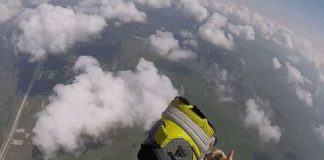 Αλεξιπτωτιστής έπιασε στον αέρα το… παπούτσι του! (Video)