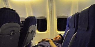 Τέσσερα tips για να κοιμηθείτε εύκολα στο αεροπλάνο
