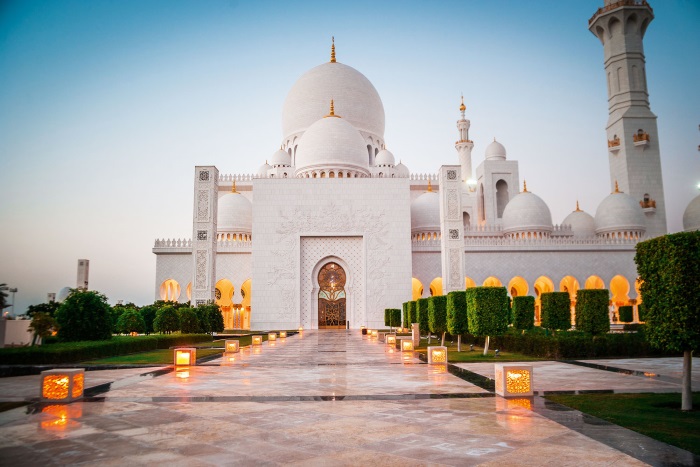 grand-mosque-in-abu-dhabi-at-night-united-arab-emirates
