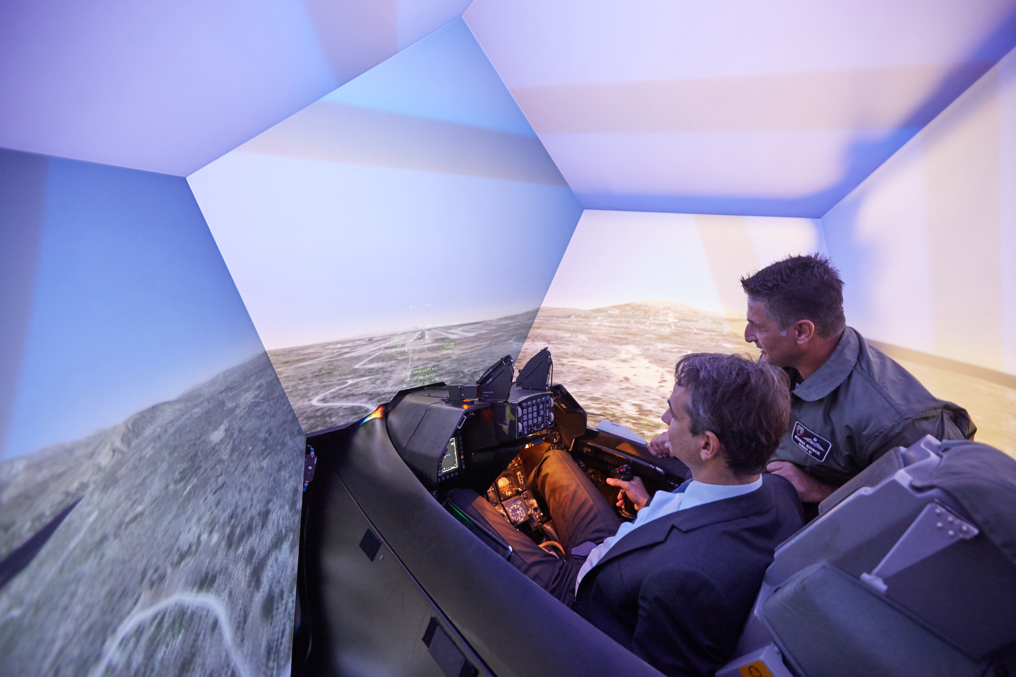 (Ξένη δημοσίευση)  Ο πρόεδρος της Νέας Δημοκρατίας Κυριάκος Μητσοτάκης στην θέση του πιλότου ενός μαχητικού αεροσκάφους στον ειδικό προσομοιωτή πτήσης κατά την επίσκεψή του στην 115 Πτέρυγα Μάχης της Πολεμικής Αεροπορίας, στο Ακρωτήρι Χανίων, την Τετάρτη 9 Νοεμβρίου 2016. Ο Πρόεδρος της Νέας Δημοκρατίας συνεχίζει τη διήμερη περιοδεία του στην Κρήτη. Επισκέφτηκε διαδοχικά, την 115 Πτέρυγα Μάχης της Πολεμικής Αεροπορίας, το Ίδρυμα Βενιζέλου, το νέο Αρχαιολογικό Μουσείο Χανίων, καθώς και το Μεσογειακό Αγρονομικό Ινστιτούτο Χανίων.  ΑΠΕ-ΜΠΕ/ΓΡΑΦΕΙΟ ΤΥΠΟΥ ΝΔ/ΔΗΜΗΤΡΗΣ  ΠΑΠΑΜΗΤΣΟΣ