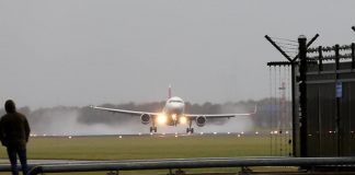 «Κόβει την ανάσα» η προσπάθεια προσγείωσης αεροπλάνου (Video)