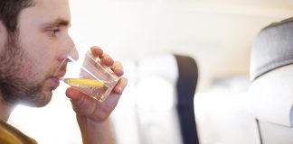 Τι πίνουν οι περισσότεροι όταν ταξιδεύουν με αεροπλάνο και γιατί