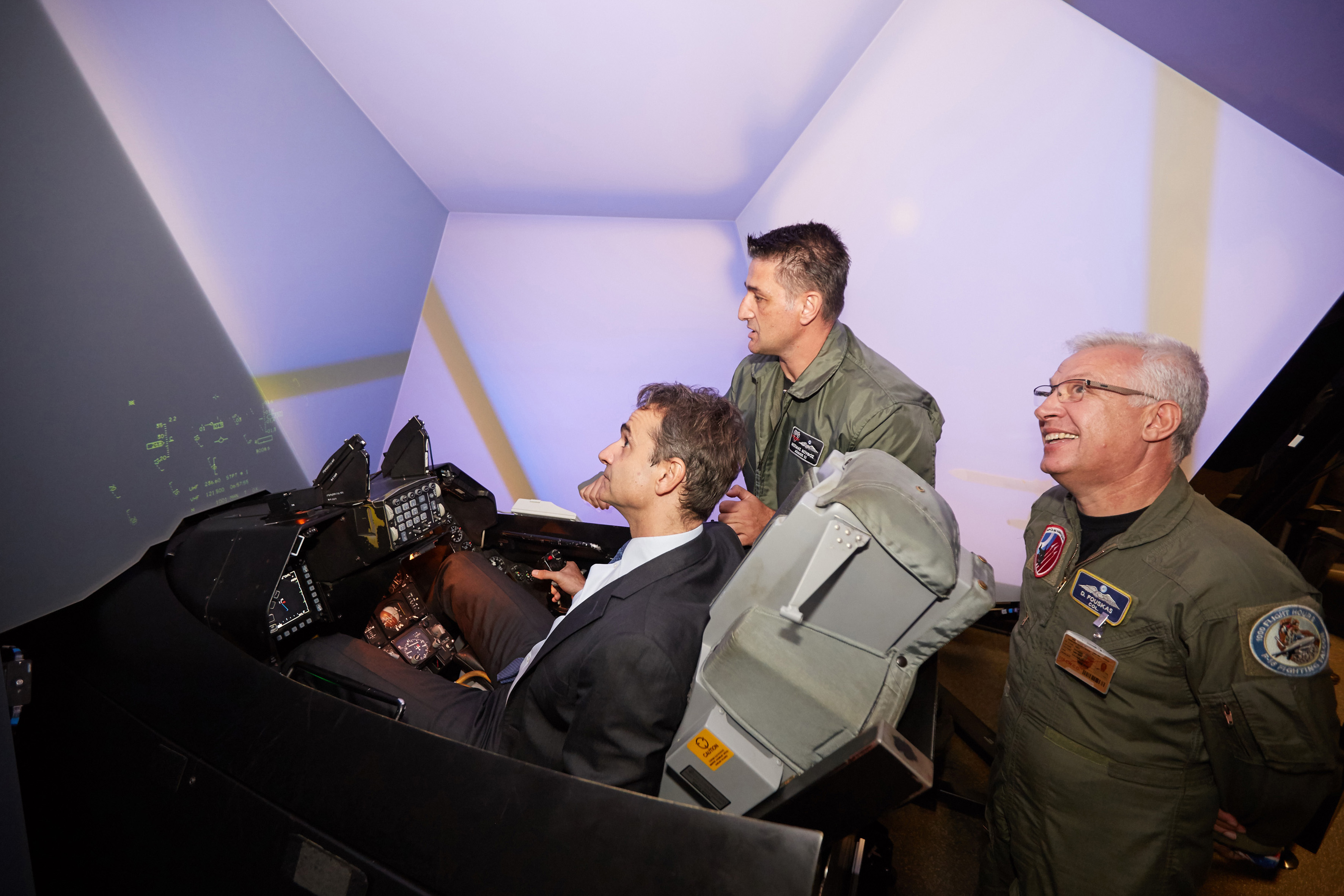 (Ξένη δημοσίευση)  Ο πρόεδρος της Νέας Δημοκρατίας Κυριάκος Μητσοτάκης στην θέση του πιλότου ενός μαχητικού αεροσκάφους στον ειδικό προσομοιωτή πτήσης κατά την επίσκεψή του στην 115 Πτέρυγα Μάχης της Πολεμικής Αεροπορίας, στο Ακρωτήρι Χανίων, την Τετάρτη 9 Νοεμβρίου 2016. Ο Πρόεδρος της Νέας Δημοκρατίας συνεχίζει τη διήμερη περιοδεία του στην Κρήτη. Επισκέφτηκε διαδοχικά, την 115 Πτέρυγα Μάχης της Πολεμικής Αεροπορίας, το Ίδρυμα Βενιζέλου, το νέο Αρχαιολογικό Μουσείο Χανίων, καθώς και το Μεσογειακό Αγρονομικό Ινστιτούτο Χανίων.  ΑΠΕ-ΜΠΕ/ΓΡΑΦΕΙΟ ΤΥΠΟΥ ΝΔ/ΔΗΜΗΤΡΗΣ  ΠΑΠΑΜΗΤΣΟΣ