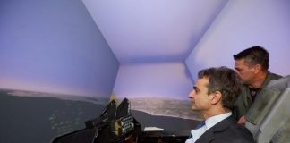 Ο Μητσοτάκης «πιλοτάρει» μαχητικό στα Χανιά (Photos)