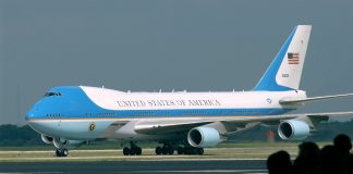 Πώς φαίνεται ένα απλό αεροπλάνο δίπλα στο Air Force One; (Photo)