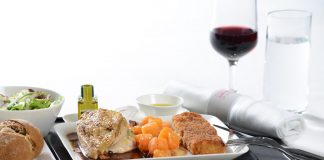 Γεύμα πρώτης θέσης σε γνωστή αεροπορική φέρνει… σάλο στα social media