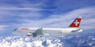 Ο σεφ Sven Wassmer δημιουργεί γεύματα για τη SWISS