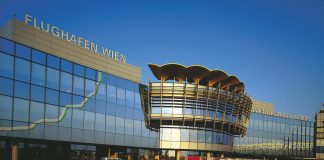 Πέταξε το μωρό της γιατί… δεν ήθελε να χάσει την πτήση της!