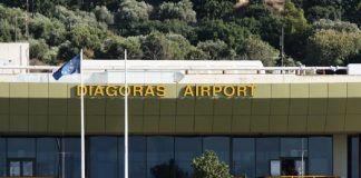 Δεν κατάφερε να προσγειωθεί στη Ρόδο λόγω των ανέμων