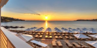 Κάντε κράτηση ξαπλώστρας με την Plazz