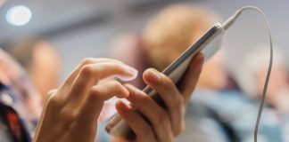 Τον συνέλαβαν επειδή… άκουγε μουσική από το κινητό στο αεροπλάνο!