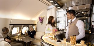 Η Emirates αποκαλύπτει τα ανανεωμένα A380 Onboard Lounges στην έκθεση ITB
