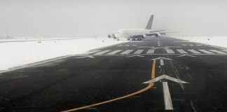 Αεροσκάφος γλιστράει στον παγωμένο διάδρομο (Video)