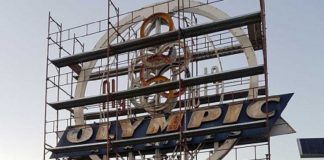 Φωτίζεται ξανά το σήμα της Ολυμπιακής στην Βουλιαγμένης
