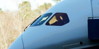 Ο Τραμπ στο κόκπιτ ενός Boeing 787