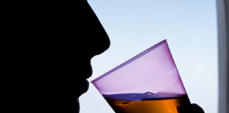 Γιατί οι αεροσυνοδοί δεν πίνουν νερό στις πτήσεις;