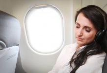 Οι καλύτερες συμβουλές για εύκολο ύπνο στο αεροπλάνο