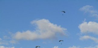 Εντυπωσιακή «ανακατάληψη» του αεροδρομίου Ιωαννίνων από αλεξιπτωτιστές