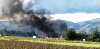 Αεροπλάνο τυλίχθηκε στις φλόγες ενώ προσγειωνόταν (Video)