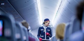 Τι προσέχουν οι αεροσυνοδοί όταν μπαίνουμε στο αεροπλάνο;