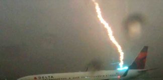 Δείτε κεραυνούς να χτυπούν αεροσκάφη (Video)