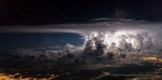 Οι πιο απίστευτες φωτογραφίες καταιγίδας από αεροπλάνο