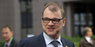 Ο πρωθυπουργός που πιλοτάρει αεροπλάνο