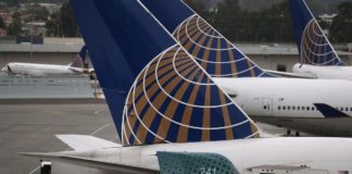 Τι απαντά η United Airlines στον γιατρό που… σύρθηκε εκτός αεροπλάνου