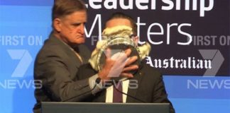 Τούρτα στο πρόσωπο «έφαγε» ο CEO της Qantas (Video)