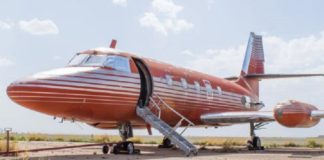 Στο «σφυρί» αεροπλάνο του Έλβις Πρίσλεϊ