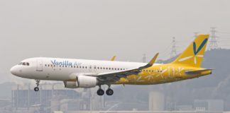 Ανάπηρος επιβάτης “σύρθηκε” στη σκάλα για να ανέβει στο αεροπλάνο