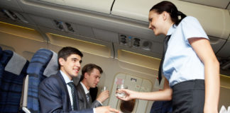 Τι δεν πρέπει να πίνετε ποτέ μέσα στο αεροπλάνο;