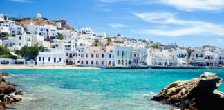 Economist: “Γεμάτες” το φετινό καλοκαίρι Μύκονος και Σαντορίνη