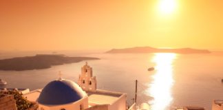 Le Figaro: Βενετία, Βαρκελώνη, Σαντορίνη «σφύζουν» από τουρισμό