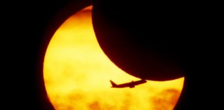 Παρακολούθησαν την έκλειψη ηλίου από αεροπλάνο! (βίντεο)