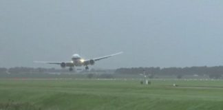 Άμστερνταμ: Αεροπλάνο προσγειώνεται εν μέσω θύελλας (βίντεο)