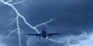 Τι συμβαίνει όταν ένα αεροπλάνο έρχεται αντιμέτωπο με κεραυνό;