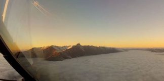 Αεροσκάφος περνά μέσα από τα σύννεφα και… προσγειώνεται (βίντεο)