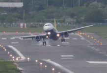 Αεροπλάνα προσπαθούν να προσγειωθούν εν μέσω του τυφώνα Μπράιαν (βίντεο)