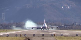 Ισχυροί άνεμοι εμπόδισαν την προσγείωση αεροσκάφους (βίντεο)