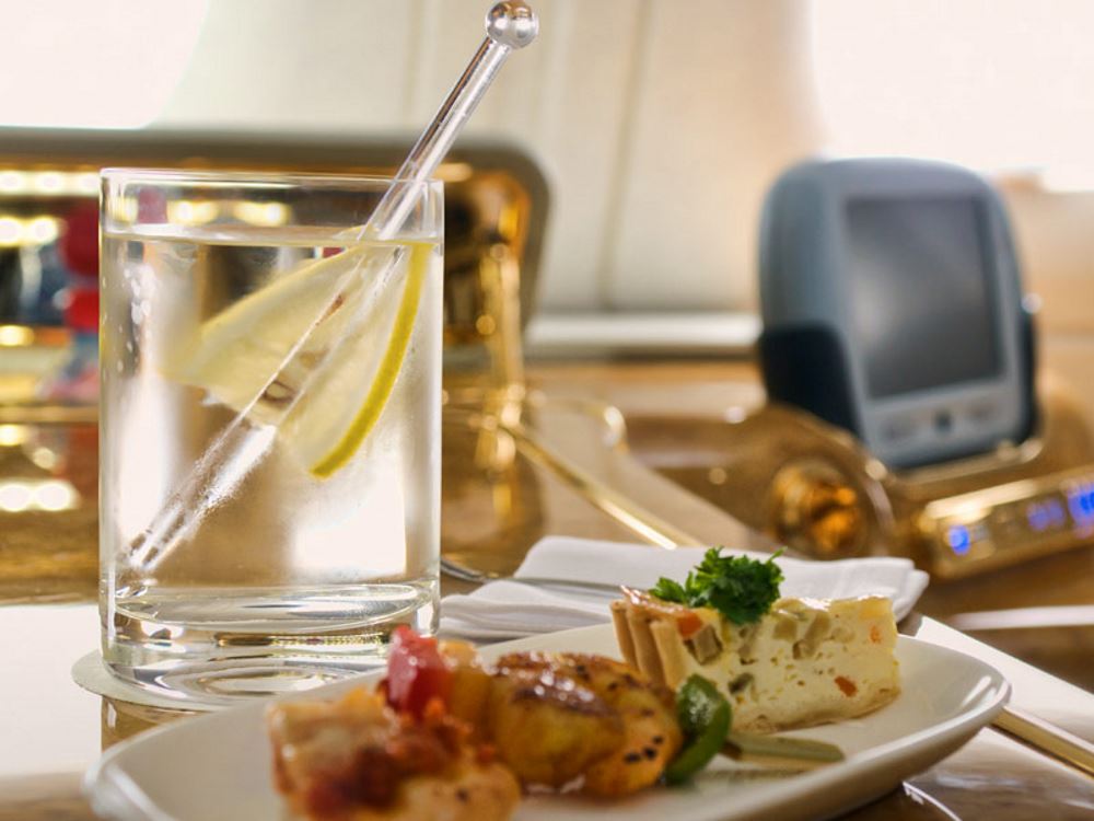 First Class dining - media player_4_tcm372-685688