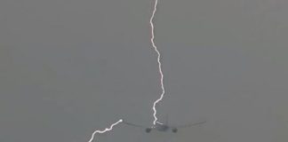 Κεραυνός χτυπά ένα Boeing 777! (βίντεο)