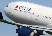 Άντρας αεροσυνοδός της Delta Airlines απολύθηκε μετά από σεξ στο αεροπλάνο